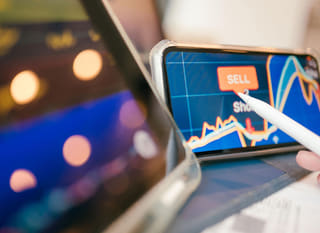 Obchodník analyzující Bitcoin, Ethereum a forexové opce na více trzích