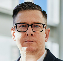 Portrét CEO Alexandera Hughese, vedoucího pracovníka firmy pro obchodování s kryptoměnami